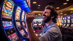 Người dùng Việt Nam lướt danh mục game slot qq188 trên điện thoại